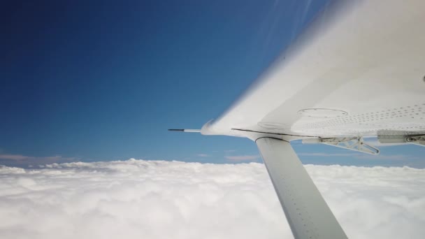 Feche Pequeno Avião Asa Voando Acima Inchado Nuvens Brancas Céu — Vídeo de Stock