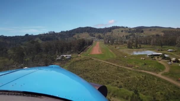 座舱Pov小型丛林涡轮螺旋桨飞机降落在土质跑道上 — 图库视频影像
