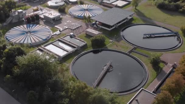 시설의 탱크의 다양한 직사각형 형태를 보여주는 네덜란드의 재활용 저수지의 — 비디오