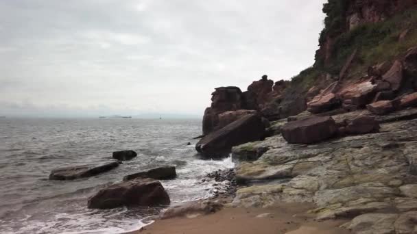 Onda Quebrando Pedras Uma Praia West Wemyss Fife Escócia Com — Vídeo de Stock