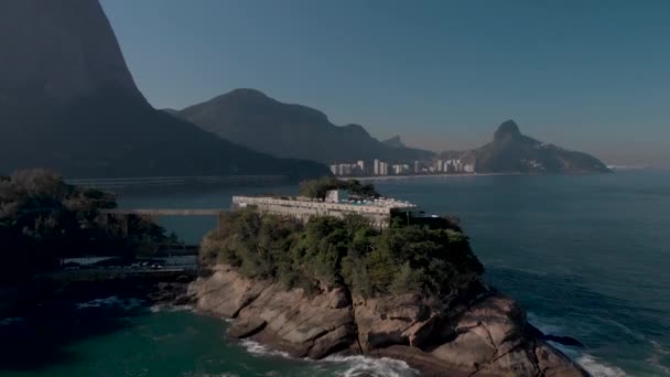 背景に自然と都市の海岸線のスカイラインとリオデジャネイロの海岸に島を示す空中傾斜 — ストック動画