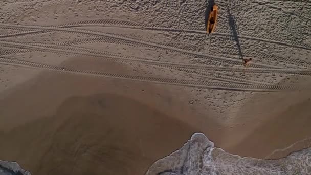 Aerial Top Wave Movement Ocean Rolling Copacabana Beach Person Walking — Stock Video