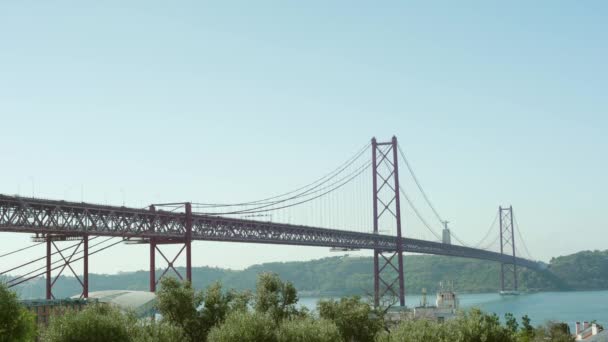 Lizbon Nisan Köprüsü Güneşli Bir Günde Mavi Gökyüzü — Stok video