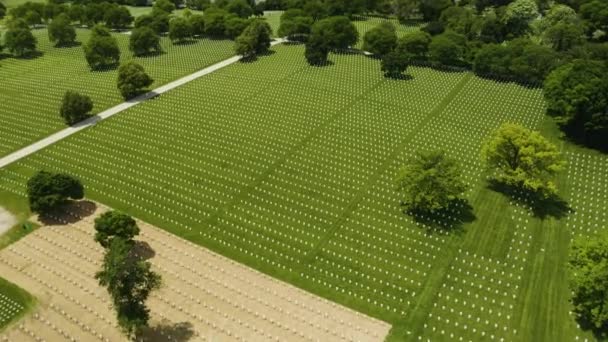 Milwaukee Wisconsin Deki Askeri Mezarlık Üzerinde Uçuş — Stok video