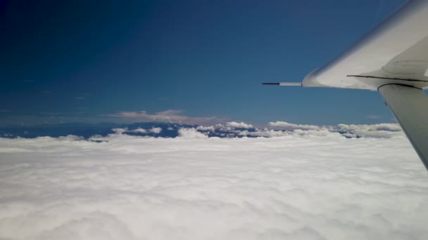 Летающие Над Толстыми Белыми Облаками Маленьком Самолете Вид Крыла — стоковое видео