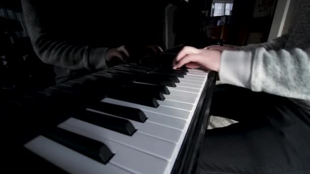Άνθρωπος Που Παίζει Πιάνο Έγχρωμη Διορθωμένη Σκηνή — Αρχείο Βίντεο