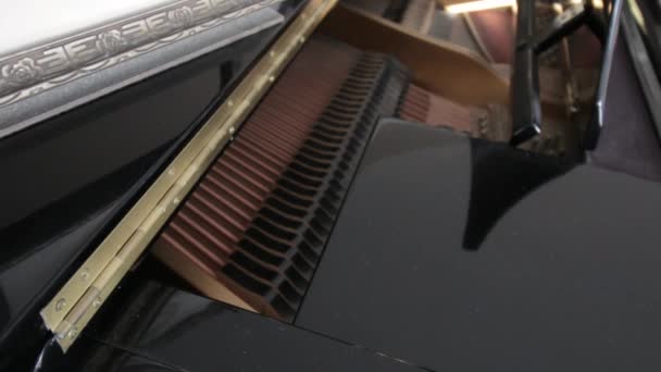 Schot Kijkend Een Piano Pronkend Met Snaren Kleur Gecorrigeerd Ingedeeld — Stockvideo