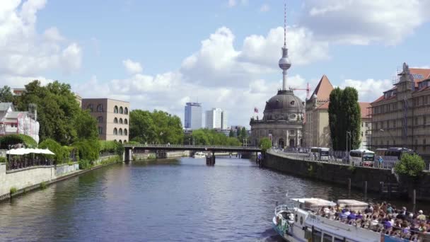 Berlin Ünlü Kulesi Spree Nehri Üzerindeki Turistik Teknesi Ile Panoramik — Stok video