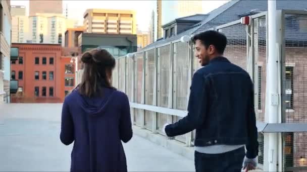 Молодая Пара Прогуливается Современному Мосту Беседует — стоковое видео