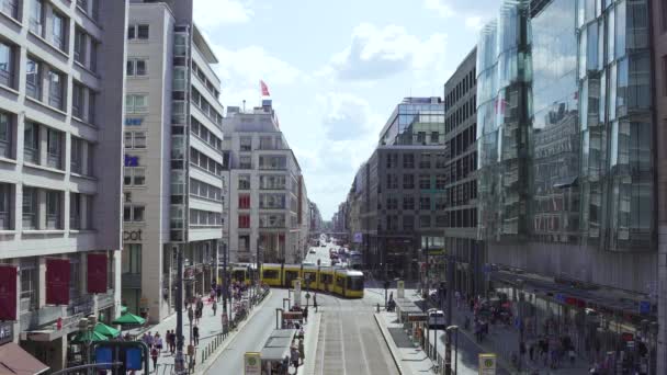 Městská Pouliční Scenérie Berlína Friedrichstrasse Nákupní Zóna Okrese Mitte — Stock video