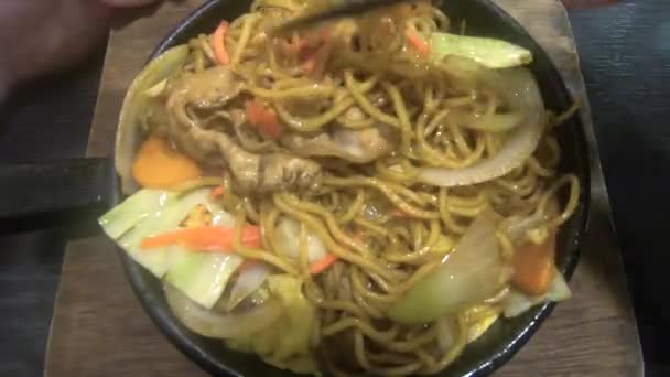 Overhead Timelapse Japanisches Essen Teppan Sauce Yakisoba Wird Mit Essstäbchen — Stockvideo