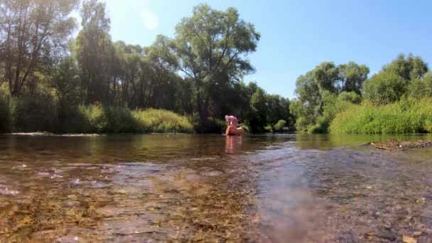 Genç Bir Çift Kumlu Yatağı Güzel Doğası Olan Bir Nehir — Stok video
