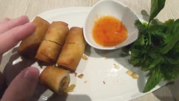 Atas Kepala Time Lapse Male Hands Eating Oily Asian Spring — Stok Video