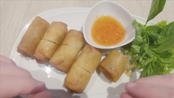 Overhead Ditembak Male Hands Eating Thai Spring Rolls Dipping Sweet — Stok Video