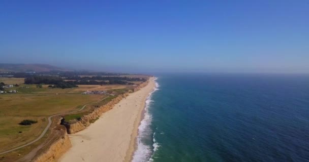 美国加利福尼亚旧金山湾附近半月湾的海岸悬崖峭壁 — 图库视频影像