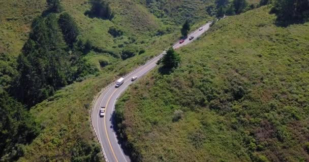 Route Courbe Entourée Forêts Verdoyantes Voitures — Video