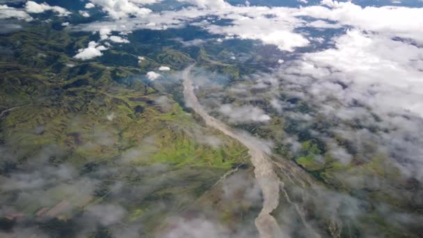 Létání Nad Drsnými Horami Papuy Nové Guineje Řekou Nad Mraky — Stock video