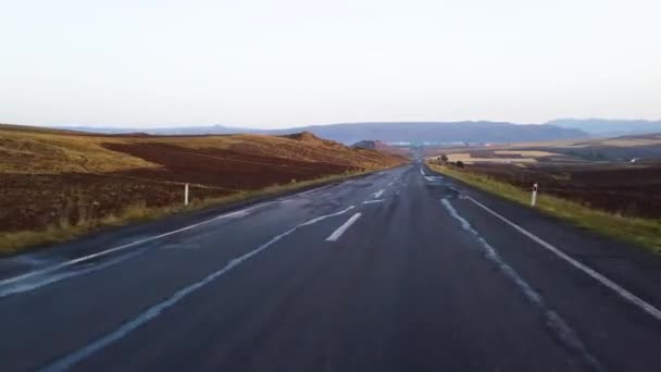Vista Desde Interior Del Coche Carretera Montañosa Vacía Que Conduce — Vídeos de Stock