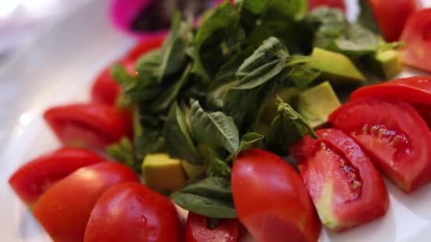 Slow Motion Tiro Uma Salada Manjericão Tomate Com Abacate Sendo — Vídeo de Stock