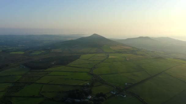 アイルランドの空中4K映像 グレートシュガーローフ山のこのアプローチショット — ストック動画