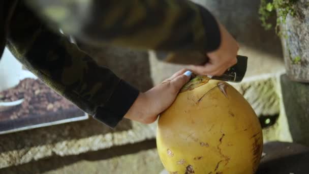 近距离拍摄一个人用大砍刀割开新鲜椰子的人 — 图库视频影像