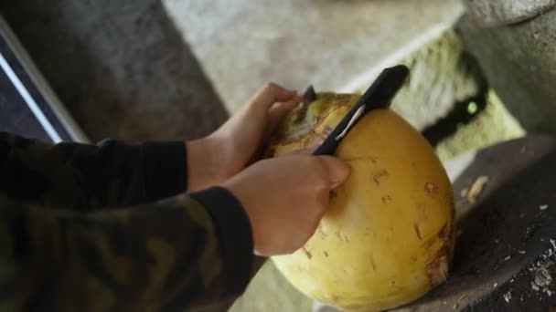 近距离拍摄一个人用大砍刀割开新鲜椰子的人 — 图库视频影像