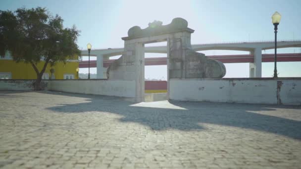 Μεγάλη Πέτρινη Πύλη Κατά Την Ανατολή Του Ηλίου Γέφυρα Στο — Αρχείο Βίντεο