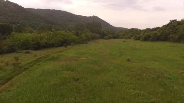 Esta Una Filmación Volando Por Encima Carretera Terrenal Hermosas Colinas — Vídeo de stock