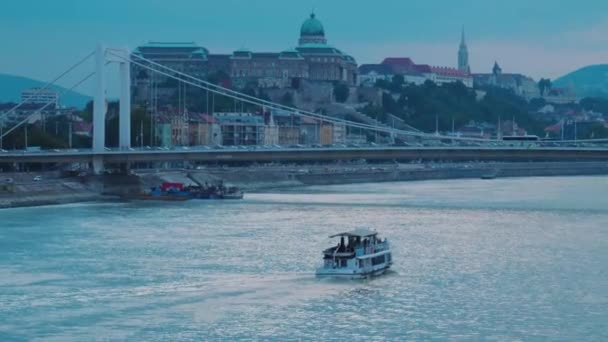 Båt Segling Danube Floden Från Liberty Bron Närmare Skott — Stockvideo
