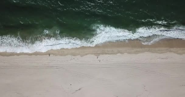Yarım Körfezi Sahili Tepesinde Köpüklü Yeşil Dalgaların Yukarıdan Aşağı Görüntüsü — Stok video