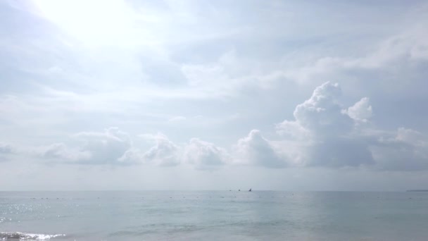 タイのプーケットで波と風が吹いている夏の昼間のアンダマン海の風景 スローモーションで4K Uhdビデオ — ストック動画