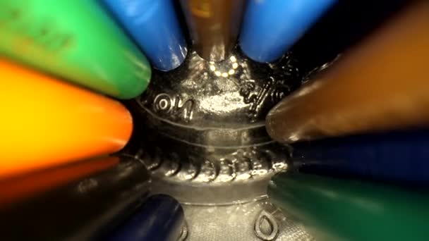 Powoli Wychodzisz Słoika Kolorowych Ołówków Zaczynając Końców Ołówków Kończąc Tam — Wideo stockowe