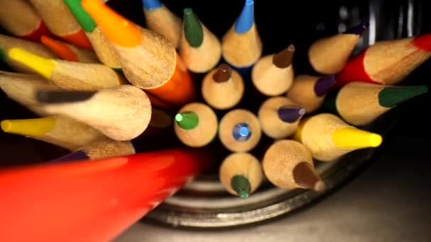 走向一罐彩色铅笔的尖端 中等焦距的焦点从木尖转移到木底边缘 用广角镜获得独特的视角 — 图库视频影像