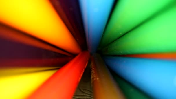 Przenosząc Się Słoika Kolorowych Ołówków Gdzie One Przesuwane Gdy Obiektyw — Wideo stockowe