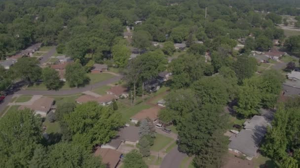 Luchtfoto Breed Weg Trekken Voorsteden Huizen Werven Straten — Stockvideo