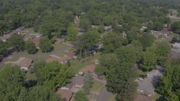 Ancho Aéreo Tire Lejos Sobre Casas Suburbanas Yardas Calles — Vídeo de stock