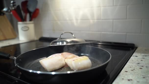 Vis Bakken Een Pan Wanneer Een Vrouw Reikt Draaien Met — Stockvideo