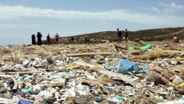 Milieuvervuiling Met Plastic Afval Het Strand Mensen Negeren Het — Stockvideo