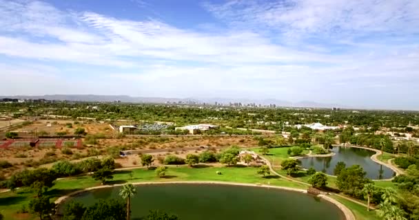 Aerial Pull Back Phoenix Skyline Water Features Granada Park North — Vídeo de Stock