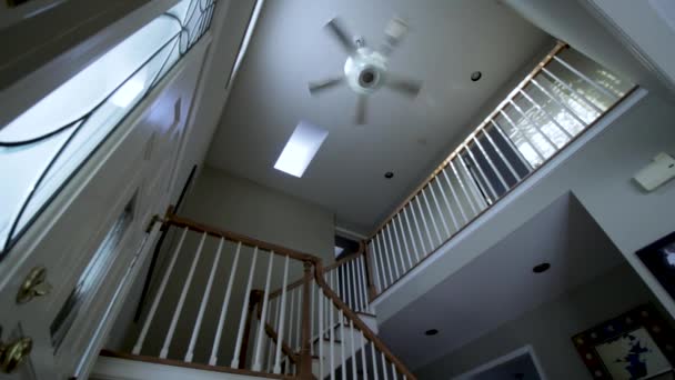 ミネソタ州エデンプレーリーの家の内部階段ウェルの低角度ビュー 機能色補正と冷たい色へのグレーディング — ストック動画