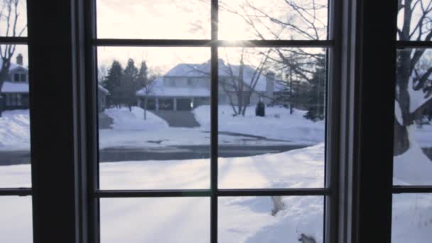 在明尼苏达州伊甸园草原 透过雪地街道的窗玻璃看风景 色彩校正及分等级温暖 — 图库视频影像
