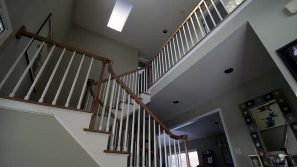 Vista Ángulo Bajo Escalera Interior Una Casa Eden Prairie Minnesota — Vídeo de stock