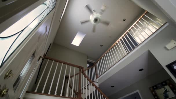 ミネソタ州エデンプレーリーの家の内部階段ウェルの低角度ビュー 機能色補正と暖かい色に格付け — ストック動画