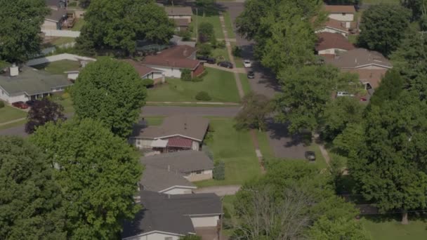 郊区的无人驾驶飞机飞越农场房屋 驶向一辆穿过车架的公共汽车 — 图库视频影像