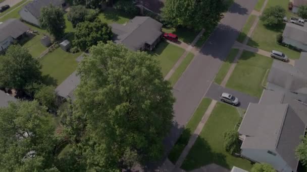 Drone Camera Kantelt Omhoog Een Voorstedelijke Buurt Huizen Onthullen — Stockvideo