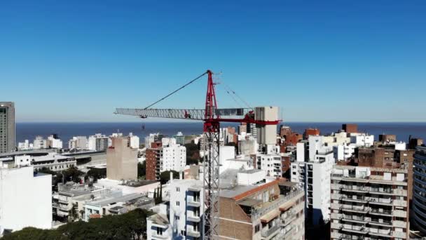 蒙得维的亚市的空中景观 以建筑物 起重机建筑 大海和蓝天为背景 — 图库视频影像