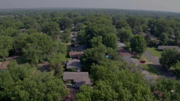 Drone Sobe Sobre Paisagem Suburbana Verão Com Céu Azul Claro — Vídeo de Stock