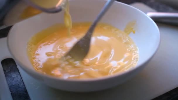 Изготовление Французского Десертного Крема Брюле Медленном Темпе Смешивая Сливки Яичный — стоковое видео