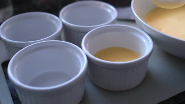 Herstellung Von Französischem Dessert Creme Brulee Zeitlupe Gießen Mischung Kleine — Stockvideo