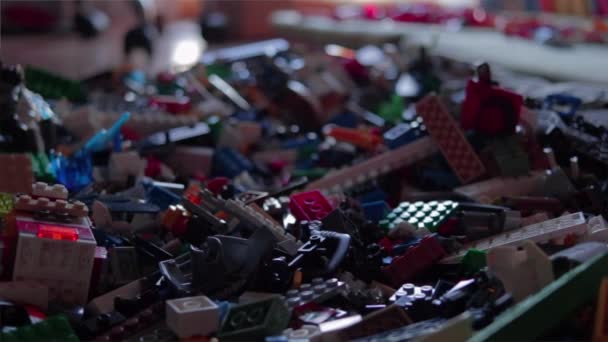 Сбрасывать Кусочки Лего Строительства — стоковое видео